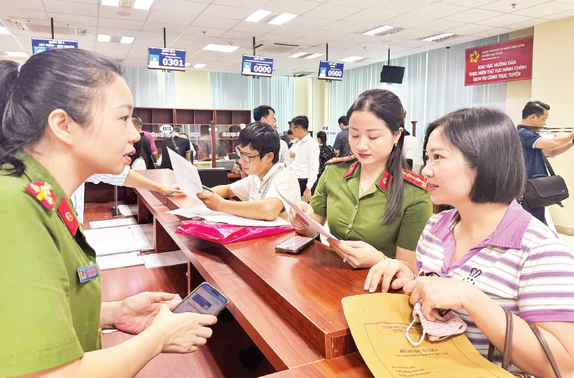 Công an Thanh Hóa trợ giúp người dân ứng dụng VNeID để giải quyết thủ tục hành chính.