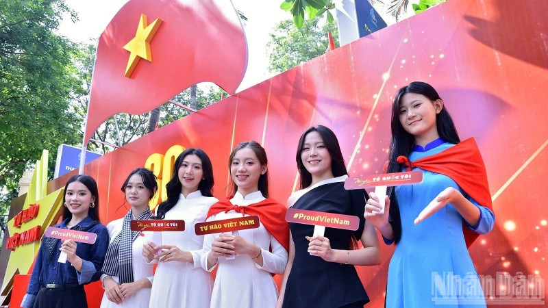 Hoa khôi Sinh viên Việt Nam năm 2024 Đặng Quỳnh Anh (thứ 3 từ trái sang) và một số gương mặt nữ sinh tiêu biểu tham gia check-in hưởng ứng Chiến dịch truyền thông "Tôi yêu Tổ quốc tôi".