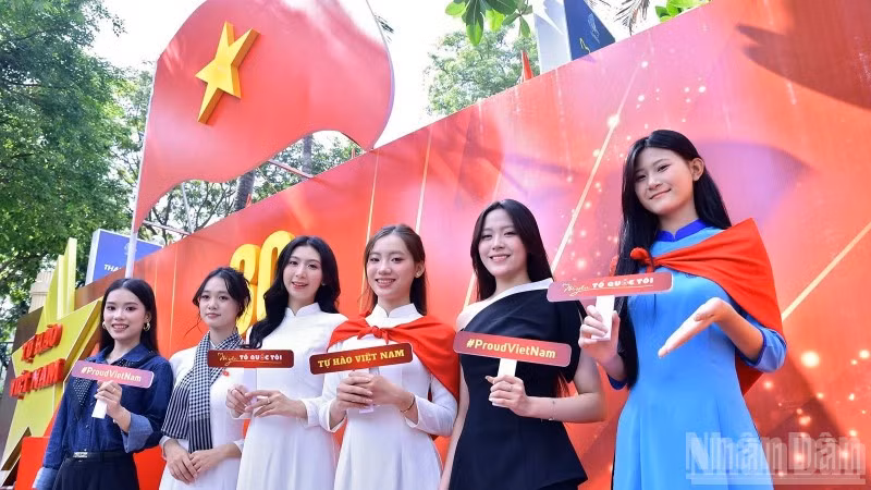 Hoa khôi Sinh viên Việt Nam năm 2024 Đặng Quỳnh Anh (thứ 3 từ trái sang) và một số gương mặt nữ sinh tiêu biểu tham gia check-in hưởng ứng Chiến dịch truyền thông "Tôi yêu Tổ quốc tôi".