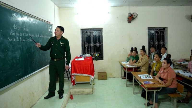 Thiếu tá Lò Văn Thoại, Đồn Biên phòng Nậm Lạnh, xã Sốp Cộp, tỉnh Sơn La và lớp học xóa mù chữ cho đồng bào dân tộc thiểu số.