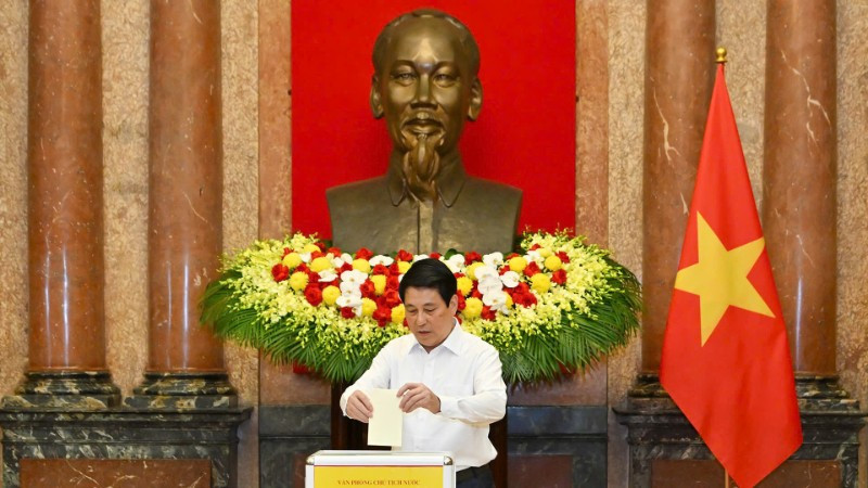 Chủ tịch nước Lương Cường ủng hộ đồng bào khắc phục hậu quả bão lũ. (Ảnh: Thủy Nguyên)