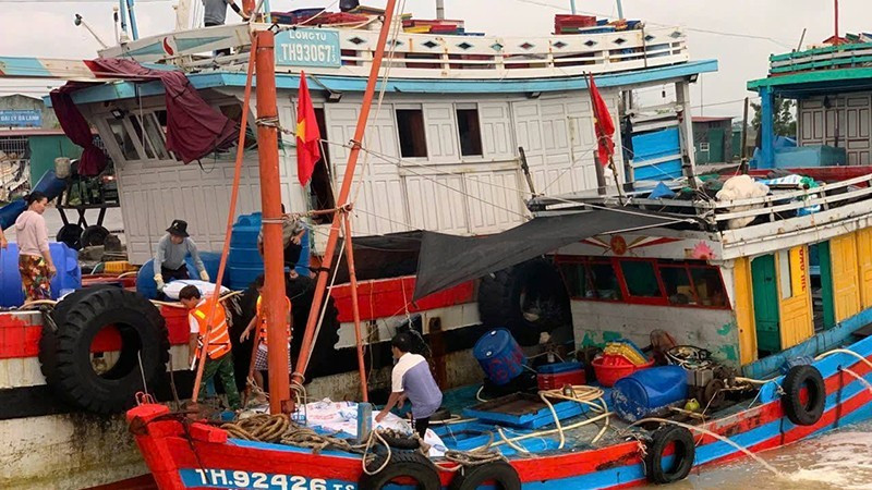Bộ đội Biên phòng cửa khẩu Cảng Nghi Sơn kịp thời cứu hộ tàu cá bị bục nước.