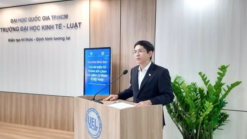 Phó Giáo sư, Tiến sĩ Hoàng Công Gia Khánh, Hiệu trưởng Trường đại học Kinh tế-Luật phát biểu tại tọa đàm.