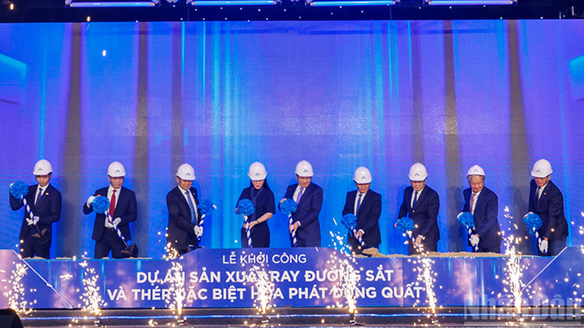 Lãnh đạo các bộ, ngành Trung ương, tỉnh Quảng Ngãi và Tập đoàn Hòa Phát thực hiện nghi thức khởi công dự án sản xuất ray đường sắt và thép đặc biệt Hòa Phát Dung Quất.