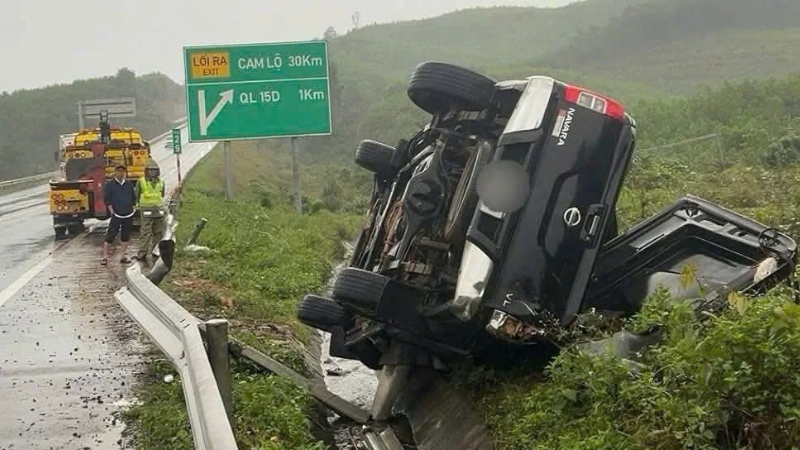 Quảng Trị: Ô tô mất lái trên cao tốc Cam Lộ - La Sơn, 1 người tử vong Hiện trường vụ xe ô-tô mất lái, lật bên lề đường cao tốc Cam Lộ-La Sơn.
