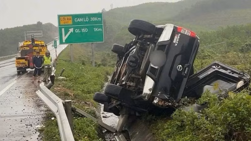 Hiện trường vụ xe ô-tô mất lái, lật bên lề đường cao tốc Cam Lộ-La Sơn.