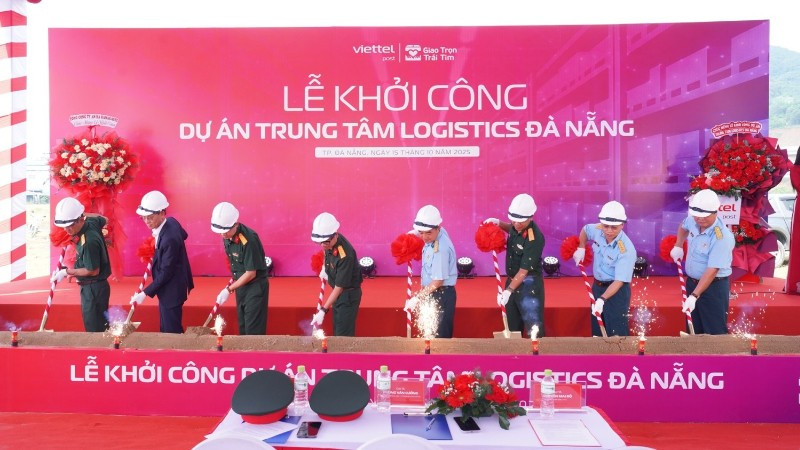 Đại diện các bên tiến hành nghi thức khởi công dự án. (Ảnh: Mỹ Hoa)