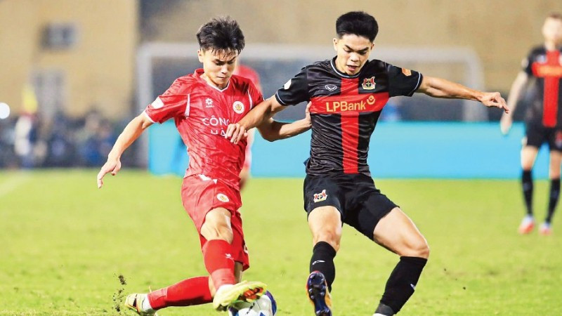 Công an Hà Nội (áo đỏ) thắng Ninh Bình 3-2.