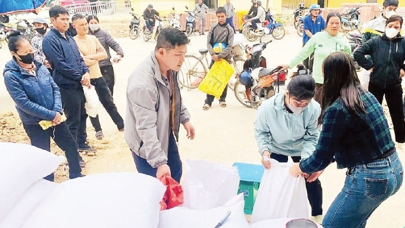 Người dân xã Vân Nham, tỉnh Lạng Sơn được cấp phát gạo.