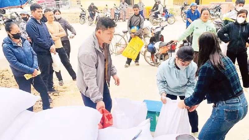 Người dân xã Vân Nham, tỉnh Lạng Sơn được cấp phát gạo.