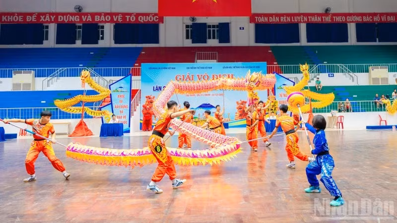 Nội dung múa rồng truyền thống tại tại Giải vô địch các đội mạnh lân sư rồng toàn quốc năm 2025. (Ảnh: Ban tổ chức cung cấp)