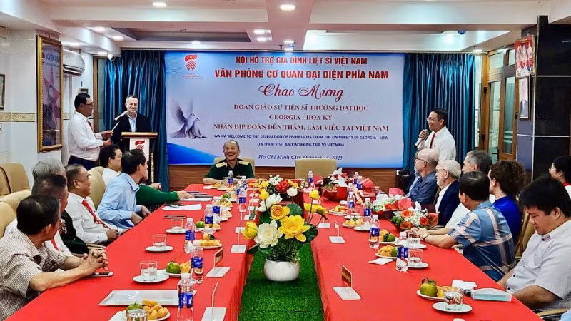 Quang cảnh buổi làm việc.