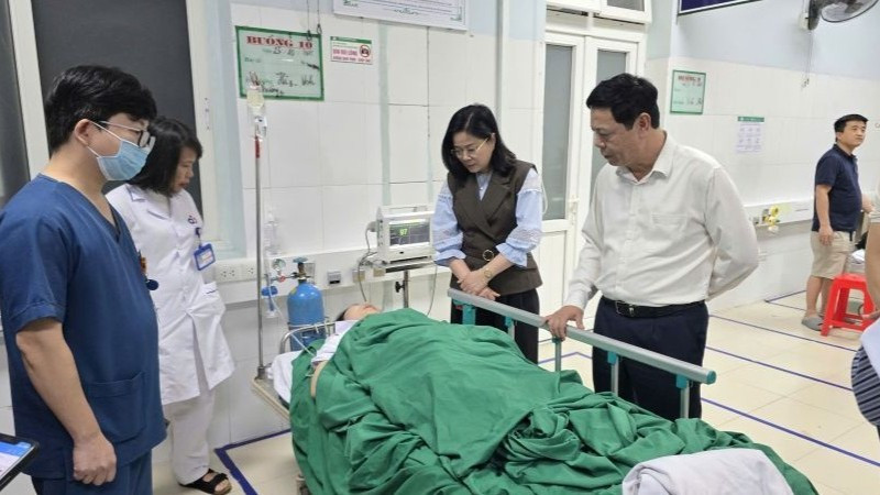 Tiến sĩ, Bác sĩ Chuyên khoa II Lê Thị Hoài Chung (thứ hai từ phải sang), Giám đốc Sở Y tế Nghệ An có mặt kịp thời chỉ đạo công tác cấp cứu và thăm hỏi nạn nhân. 