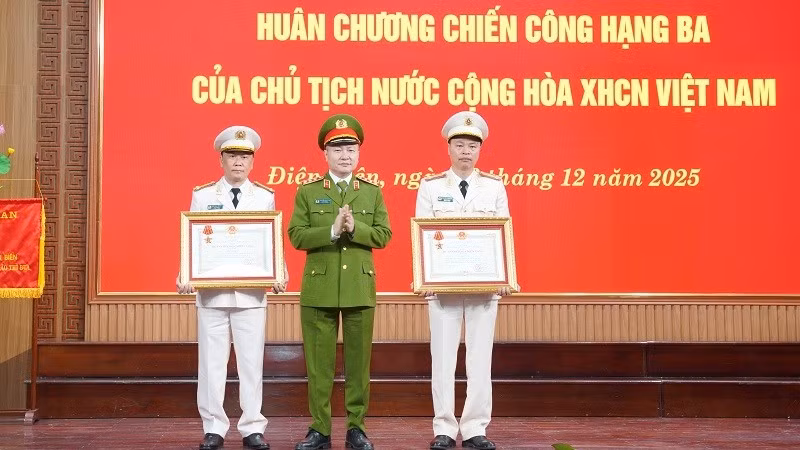 Thượng tướng Nguyễn Ngọc Lâm, Thứ trưởng Công an trao Huân chương Chiến công hạng Ba của Chủ tịch nước tặng hai cá nhân. 