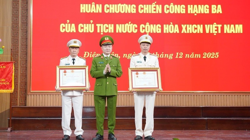 Thượng tướng Nguyễn Ngọc Lâm, Thứ trưởng Công an trao Huân chương Chiến công hạng Ba của Chủ tịch nước tặng hai cá nhân. 
