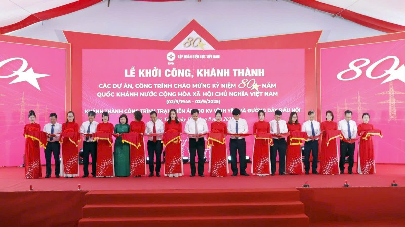 Các đại biểu thực hiện nghi thức khánh thành công trình Trạm biến áp 500kV Vĩnh Yên và đường dây đấu nối.