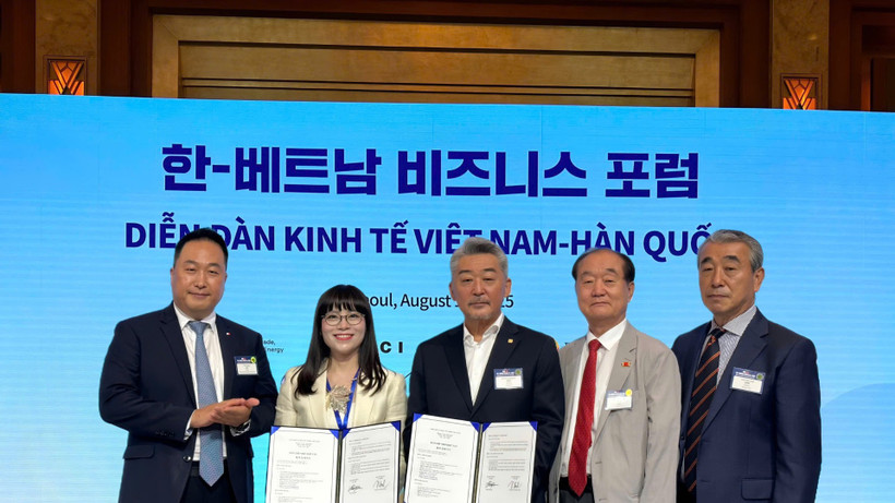 Chủ tịch HĐQT kiêm Tổng Giám đốc Công ty cổ phần Tập đoàn MHGROUP Nguyễn Thị Minh Hằng và Chủ tịch Liên minh Văn hóa quốc tế Hàn Quốc trên Con đường Tơ lụa Oh Tae Geun ký bản ghi nhớ cùng với sự chứng kiến của Chủ tịch danh dự Kocham Hong Sun (ngoài cùng bên trái) và Giáo sư, Tiến sĩ Ahn Kyong-hwan, công dân danh dự thủ đô Hà Nội.