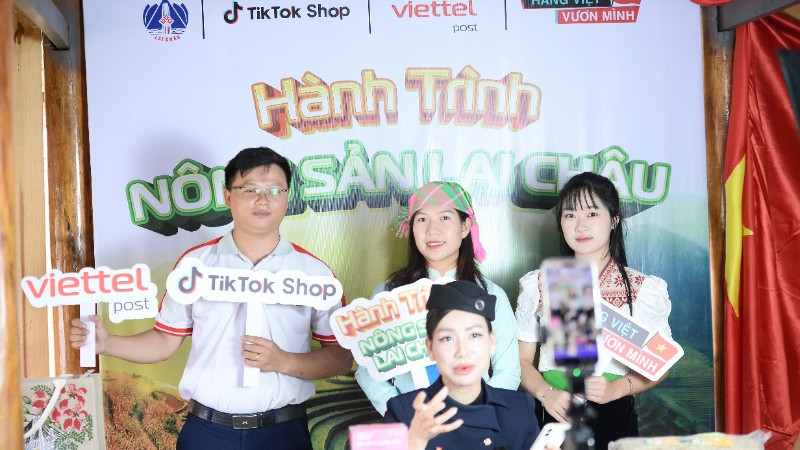 Người dân vùng cao được Viettel Post hướng dẫn, tham gia bán hàng trên nền tảng thương mại điện tử. (Ảnh: TUẤN ANH)