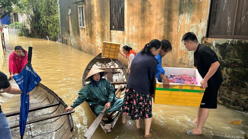 Người dân vận chuyển thực phẩm vào tổ dân phố Đông Hòa.
