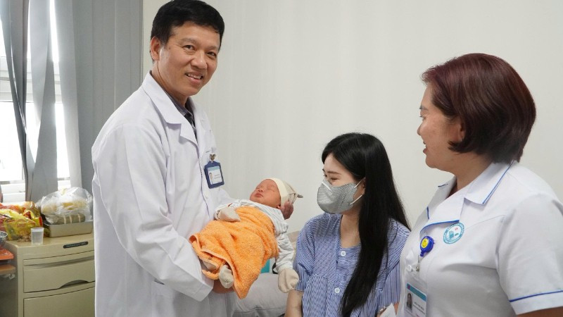 Bác sĩ, nhân viên y tế Bệnh viện đa khoa Vũng Tàu và sản phụ cùng em bé mới sinh.