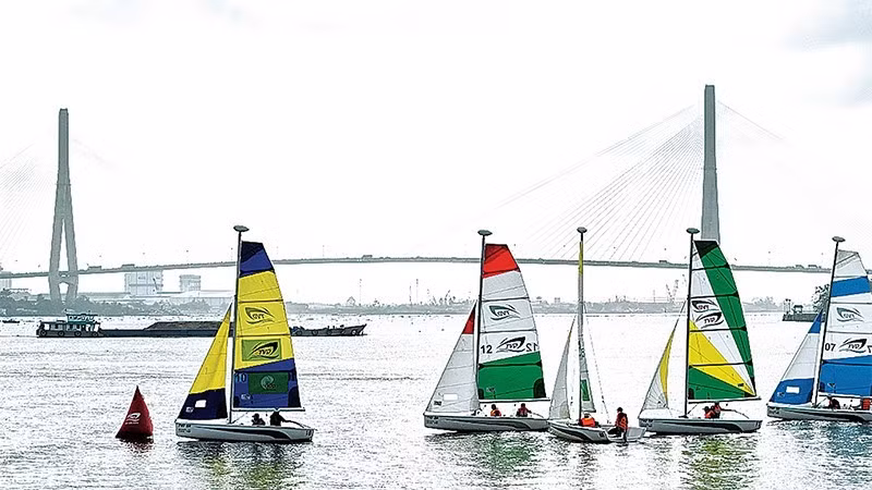 Giải đua thuyền buồm trên sông Hậu. 