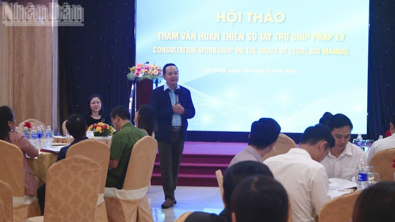 Báo cáo viên trình bày tại Hội thảo.