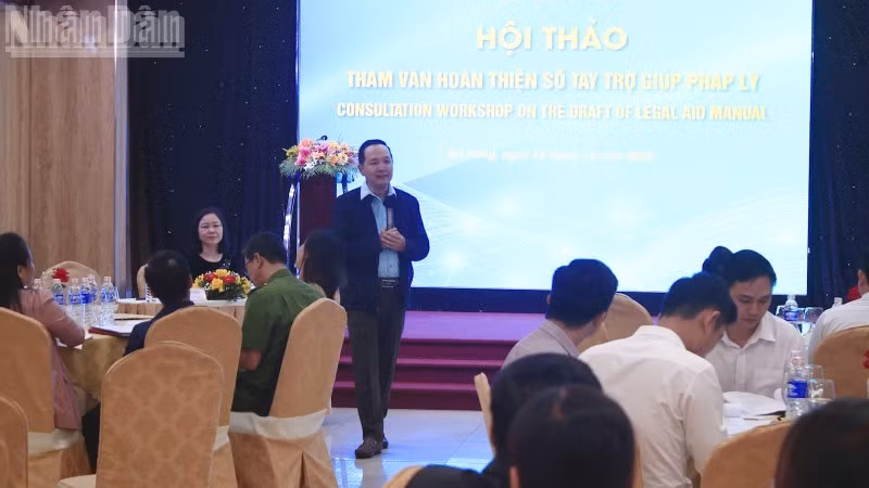 Báo cáo viên trình bày tại Hội thảo.
