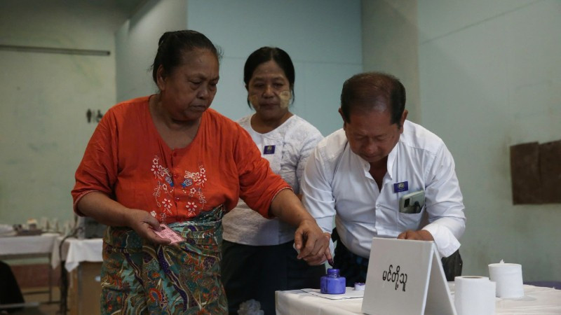 Cử tri bỏ phiếu trong cuộc tổng tuyển cử tại điểm bầu cử ở Yangon, Myanmar. (Ảnh: THX/TTXVN)