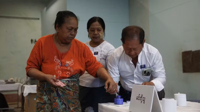 Cử tri bỏ phiếu trong cuộc tổng tuyển cử tại điểm bầu cử ở Yangon, Myanmar. (Ảnh: THX/TTXVN)