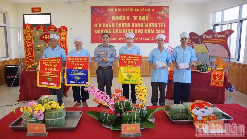 Thủ trưởng Chi đội Kiểm ngư số 3 trao giải cho các đội tại Hội thi gói bánh chưng xanh.