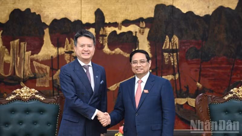 Thủ tướng Phạm Minh Chính và Tổng Giám đốc Tổ chức Sở hữu trí tuệ Thế giới (WIPO) Daren Tang. (Ảnh: Trần Hải)