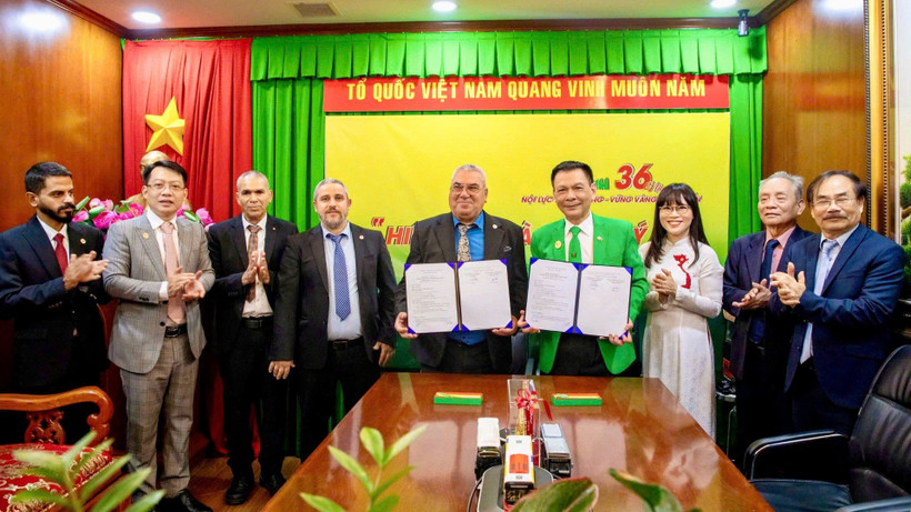 Ông Jamal Khatib, Chủ tịch kiêm Tổng Giám đốc AGAM Company (thứ 5 từ trái sang) trao đổi biên bản ghi nhớ hợp tác với ông Hồ Huy, Chủ tịch Hội đồng quản trị, Tổng Giám đốc Tập đoàn Mai Linh.