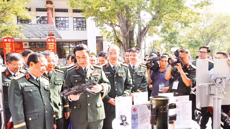 Các đại biểu tham quan gian trưng bày sản phẩm do Tổng cục Công nghiệp Quốc phòng nghiên cứu tại hội nghị sơ kết hoạt động giải tuổi trẻ toàn quân giai đoạn 2020-2025.