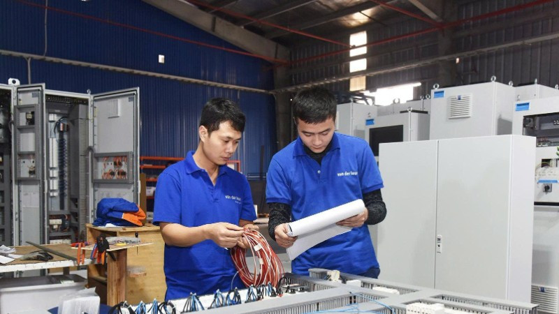 Công nhân Công ty TNHH Van Der Leun Việt Nam (Hải Phòng) kiểm tra, lắp ráp tủ bảng điện cho tàu thủy. (Ảnh KHÁNH AN)