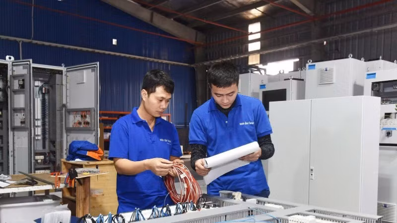 Công nhân Công ty TNHH Van Der Leun Việt Nam (Hải Phòng) kiểm tra, lắp ráp tủ bảng điện cho tàu thủy. (Ảnh KHÁNH AN)