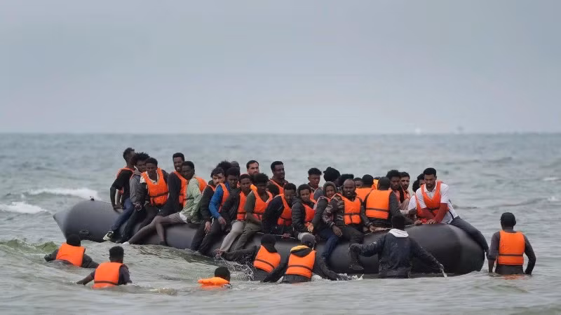 Người di cư liều lĩnh vượt eo biển Manche để đến Anh. (Ảnh GB News)