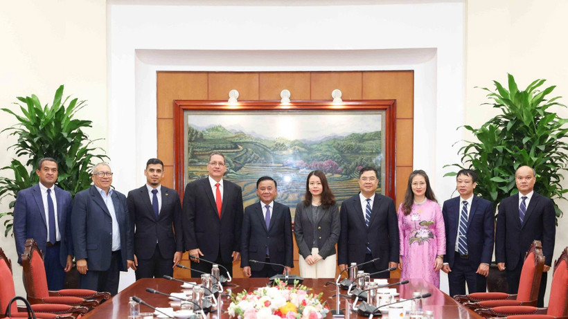 Thường trực Ban Bí thư Trần Cẩm Tú và ông Jesus Faria, Phó Chủ tịch phụ trách Tư tưởng và Đào tạo Đảng PSUV cùng các đại biểu. (Ảnh: TTXVN)