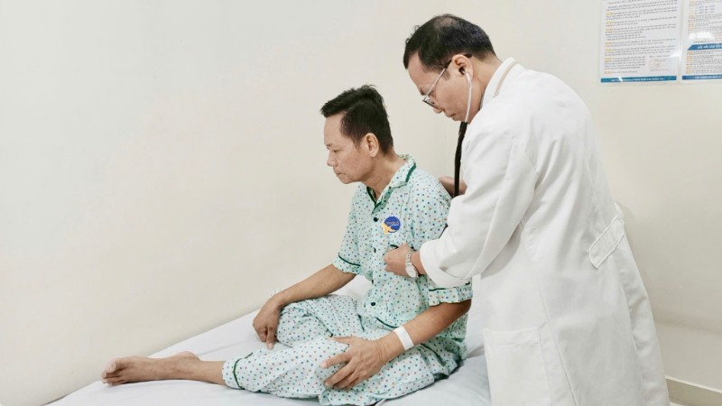 Bác sĩ thăm khám cho bệnh nhân 56 tuổi bị nhồi máu cơ tim.