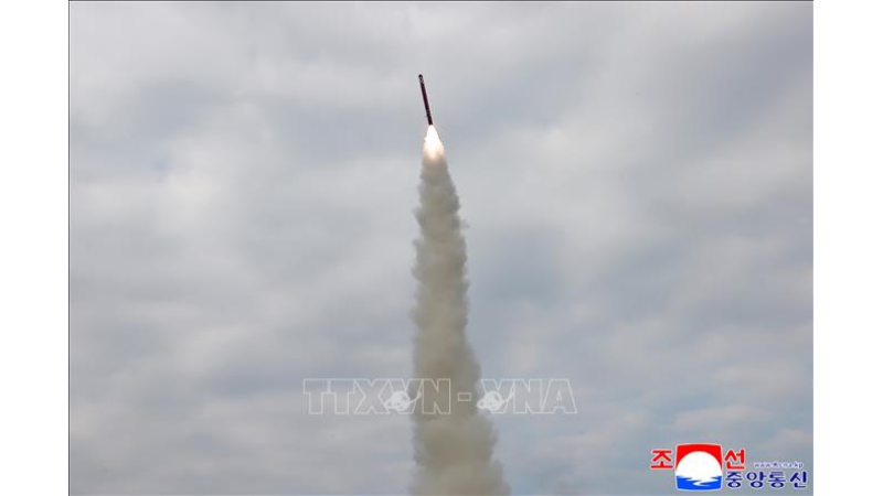 Một vụ phóng thử tên lửa của Triều Tiên ngày 28/10/2025. (Ảnh: Yonhap/TTXVN) 