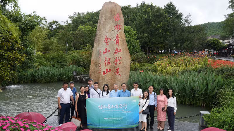 Đoàn chuyên gia tham quan thôn Dư, huyện An Cát. (Ảnh: Ban tổ chức cung cấp)