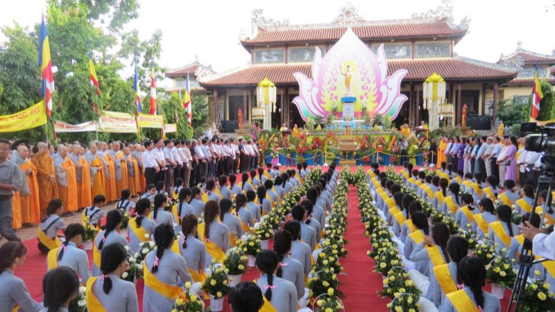 Việt Nam tôn trọng và bảo đảm quyền tự do tín ngưỡng, tôn giáo của người dân. 