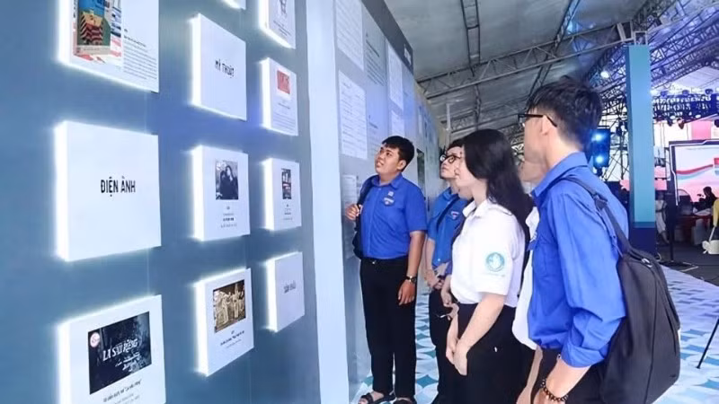 Người dân tham quan Triển lãm 50 tác phẩm văn học-nghệ thuật tiêu biểu, 50 công trình/cụm công trình xây dựng tiêu biểu, 50 sự kiện, hoạt động nổi bật của Thành phố Hồ Chí Minh. (Ảnh BTC)