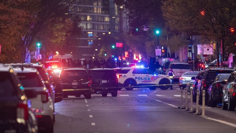 Cảnh sát phong tỏa hiện trường vụ xả súng ở Washington, D.C., Mỹ. (Ảnh: THX/TTXVN) 