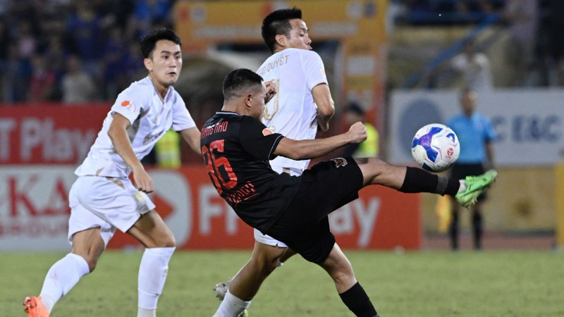 Đội Ninh Bình FC (áo đen) giành chiến thắng 2-1 trước đội Hà Nội FC. (Ảnh: TRẦN HẢI)