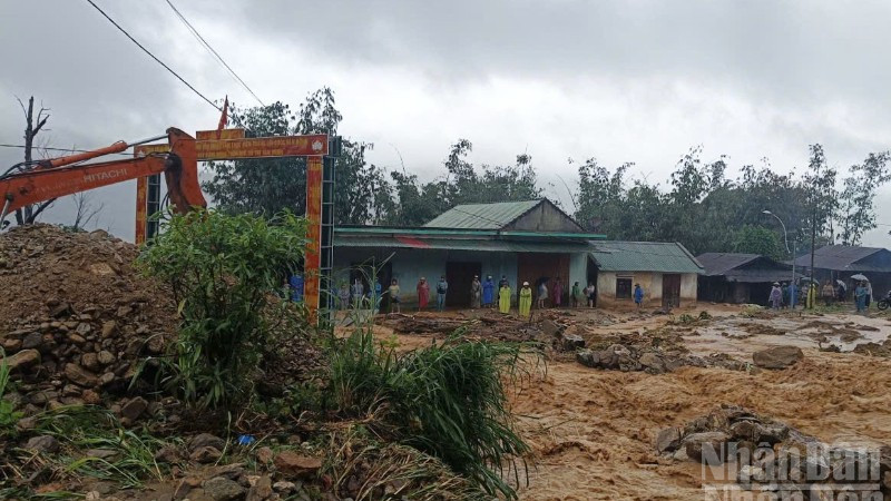 Lũ lớn gây sạt lở nghiêm trọng, chính quyền xã xã Đắk Plô đã di dời 26 hộ ở thôn Bung Tôn đến nơi ở an toàn.