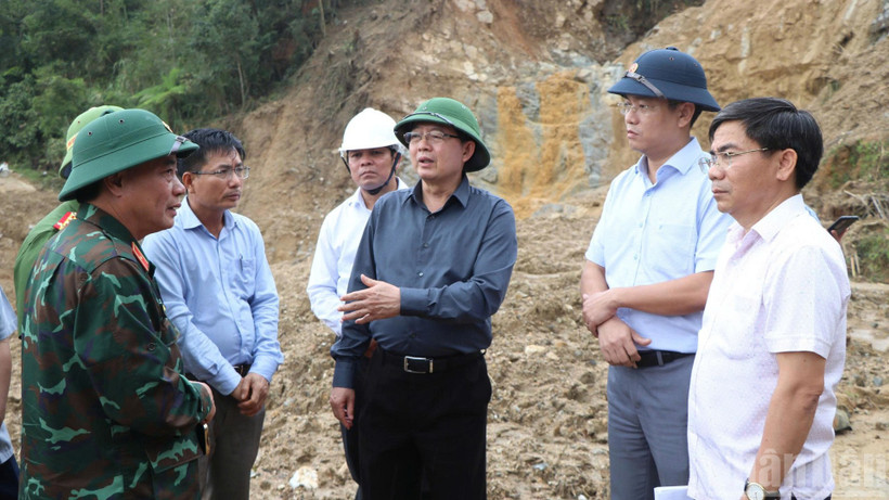 Phó Thủ tướng Hồ Quốc Dũng trực tiếp kiểm tra hiện trường sạt lở nghiêm trọng tại xã Ngọc Linh.