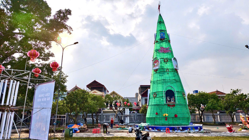 Giáo dân trang hoàng cây thông chào đón Giáng sinh tại Nhà thờ Phát Diệm, góp phần thu hút du khách. (Ảnh: VĂN LÚA)