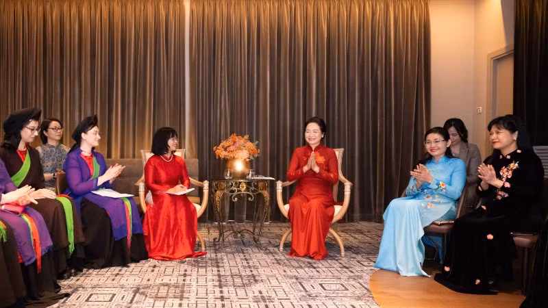 Phu nhân Chủ tịch Quốc hội Nguyễn Thị Thanh Nga giao lưu với Hiệp hội Nhịp cầu văn hóa Italia-Việt Nam. (Ảnh: daibieunhandan.vn)