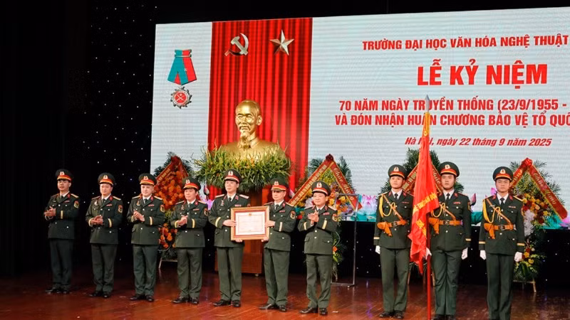 Thừa ủy quyền của Chủ tịch nước, Đại tướng Trịnh Văn Quyết trao Huân chương Bảo vệ Tổ quốc hạng Ba tặng Trường đại học Văn hóa nghệ thuật Quân đội. 