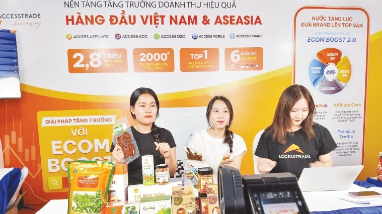 Livestream quảng bá sản phẩm trong hoạt động thương mại điện tử và kết nối vùng Đà Nẵng. (Ảnh TTXVN)